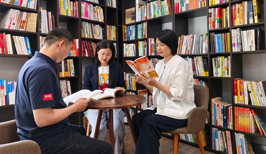 翻開“城發(fā)”這本書，每一頁(yè)，都是鄭州的煙火與遠(yuǎn)方